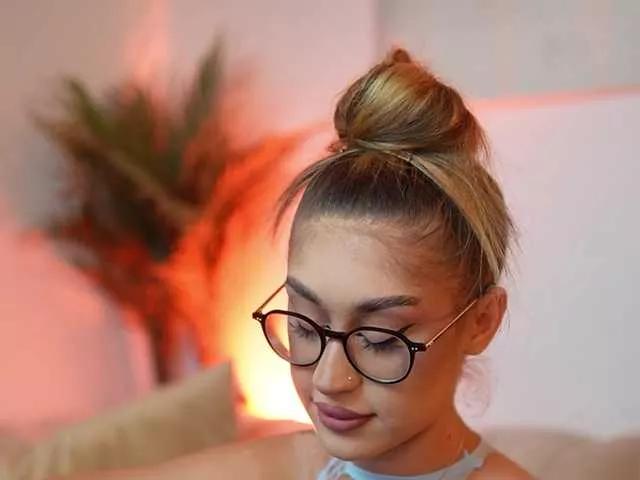 AileenKiss from BongaCams