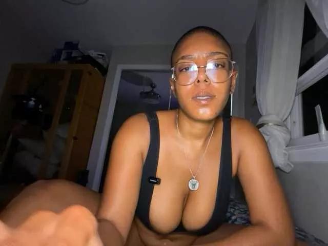 AliaYourFav from BongaCams