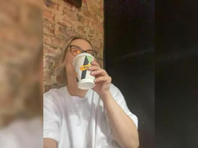 Alice-Works-on-Mortgage on BongaCams 