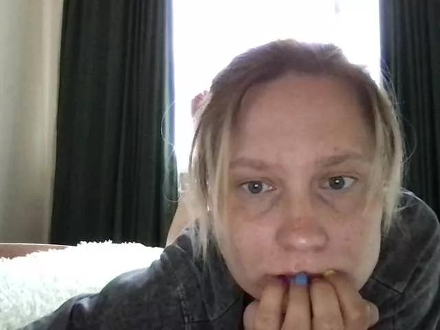 Alice-Works-on-Mortgage on BongaCams 