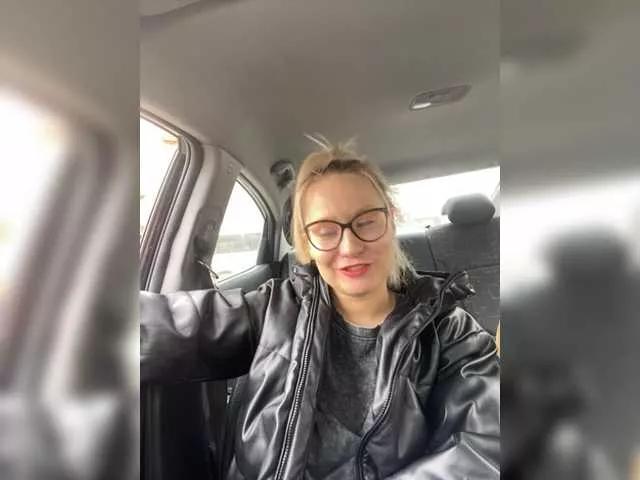 Alice-Works-on-Mortgage on BongaCams 