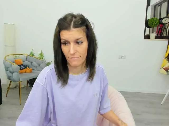 AryaAnna from BongaCams