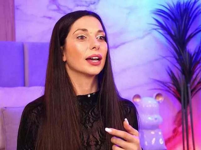 EllyLynn from BongaCams