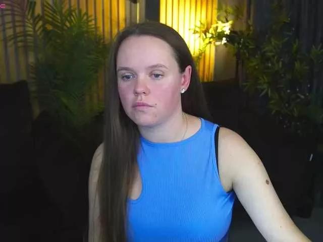 GoldenPeachy from BongaCams