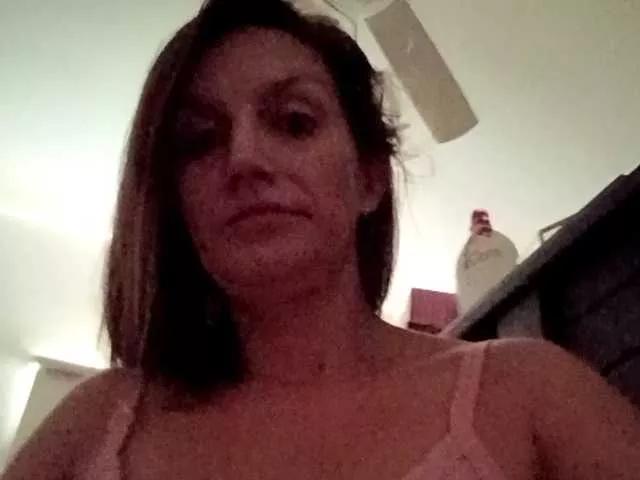 MaeLovelyOne from BongaCams