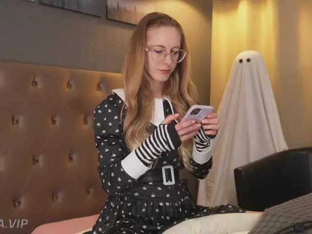 Admire hot model Nikki-Gia Nikki-Gia from BongaCams