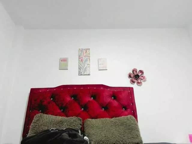 Sharlotsh from BongaCams