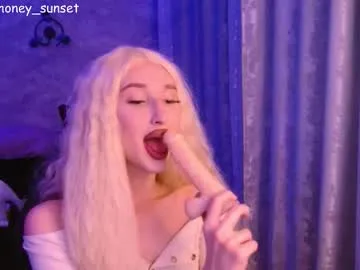 honey_sunset — GOAL: lick finger [24 tokens remaining] hey PVT open #18 #trans #blonde #new #femboy