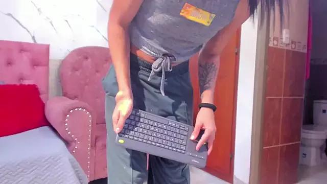 evelyn_wine from StripChat