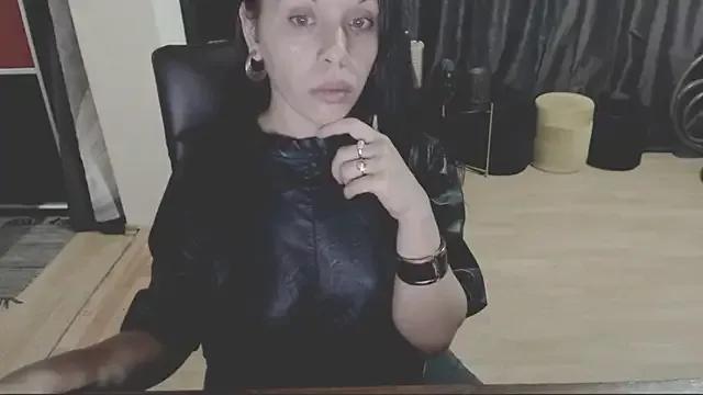 GoldenSasha from StripChat