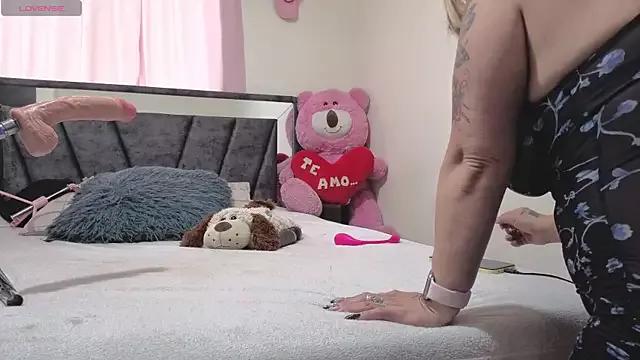 Hotsamantamature from StripChat