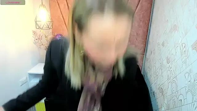 Issa_Milf__ from StripChat