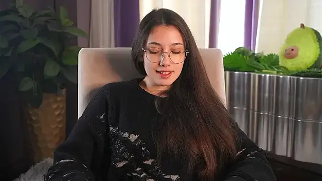 PamTrower — show collarbones close to camera