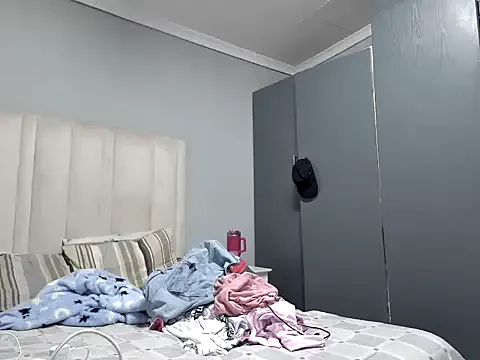 Pearl_00 — squirt on each other