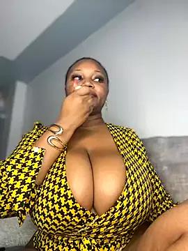 RoyalVibeXO from StripChat