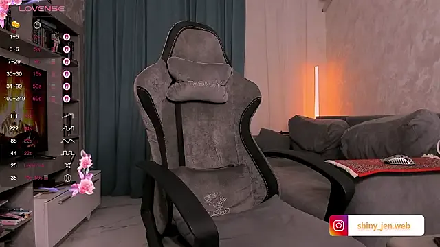 Shiny_Jennifer — Flash cock or ass